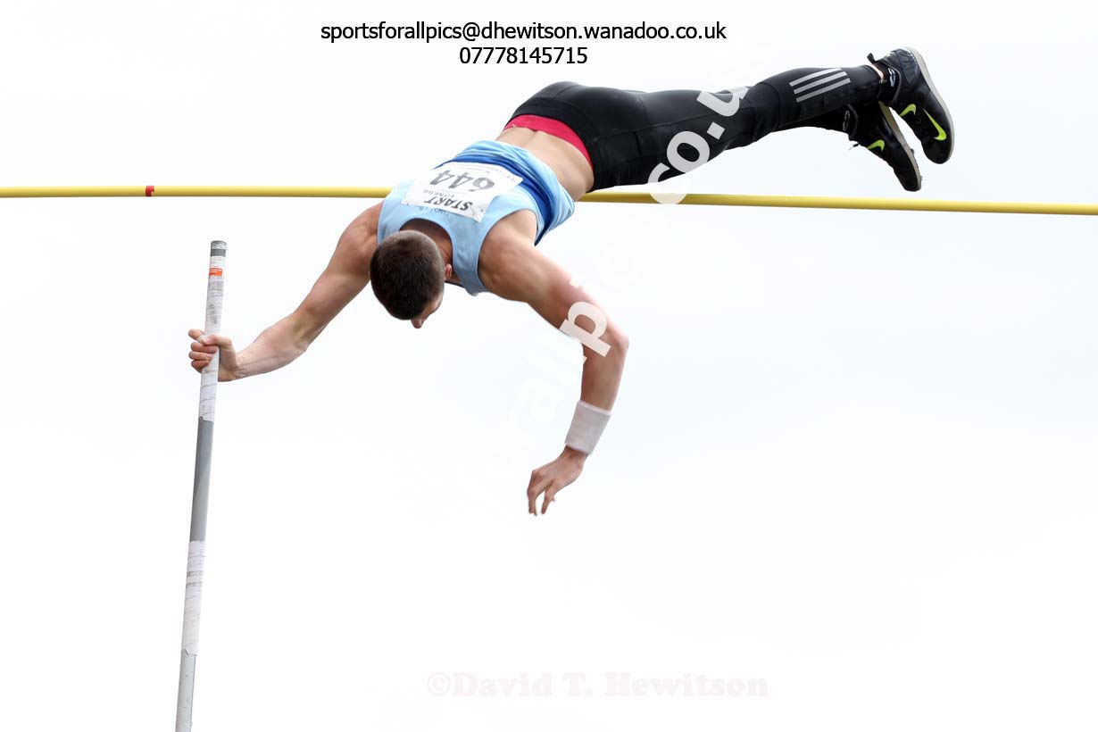 Mens under-20s pole vault, North Eastern Track and Field Champs, Gateshead Stadium. Photo: David T. Hewitson/Sports for All Pics